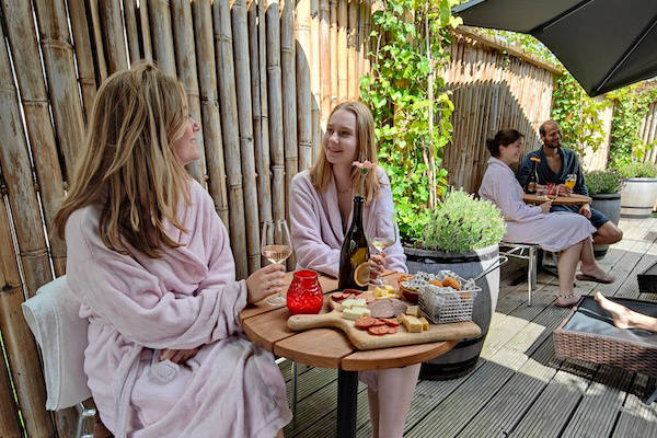 Geniet van hapjes en wijnen op het terras