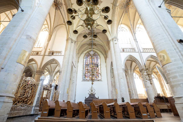 Zijingang van de kerk