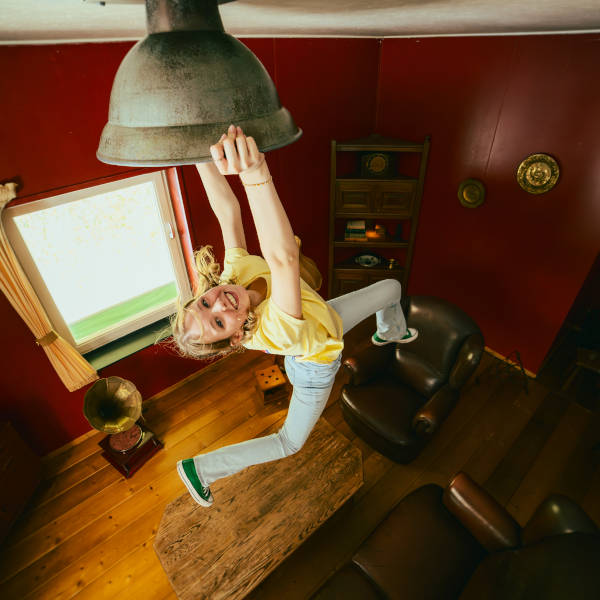 Hangen aan de lamp