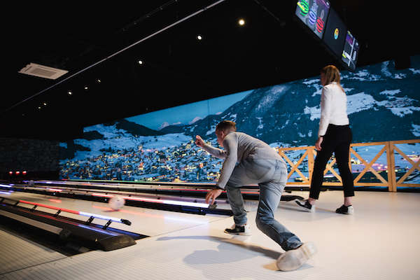 Jongen is aan het bowlen