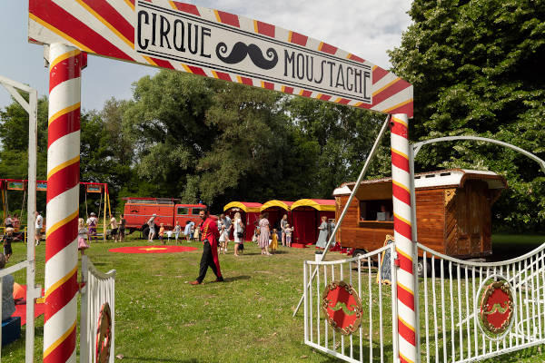 Circus Snor: Ingang Circus Moustache