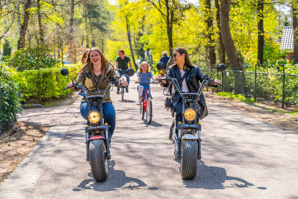 Meiden toeren op een E-chopper