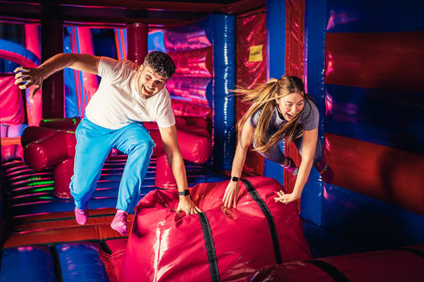 Samen racen door het springkussenpark