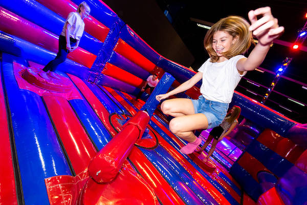 Bounce Valley Leeuwarden: Meisje is aan het jumpen