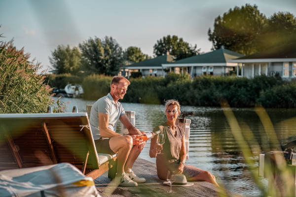 Samen een wijntje drinken op de steiger