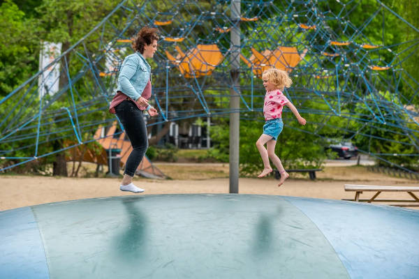 Springen op de airtrampoline