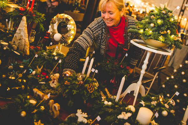 Kraampje met kerststukjes