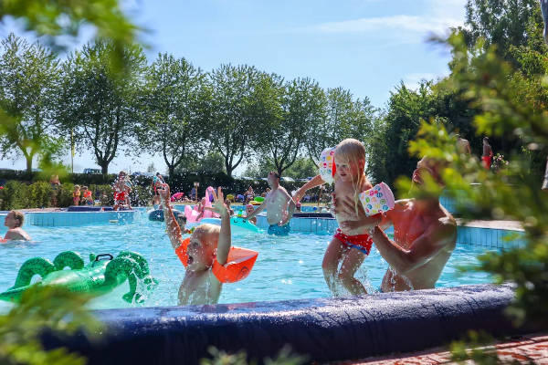 Samen spelen in het zwembad