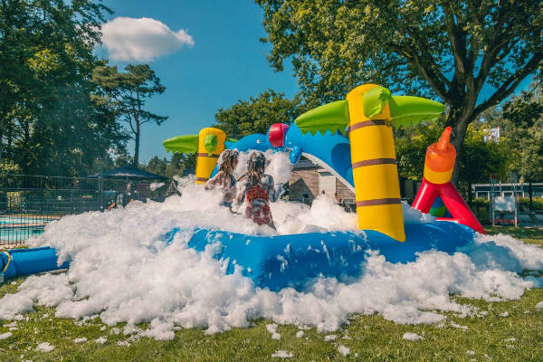 Kinderen spelen in het schuim