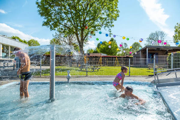 Kinderen spelen in het water