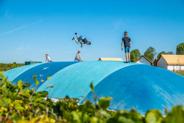 Kinderen spelen op het luchtkussen