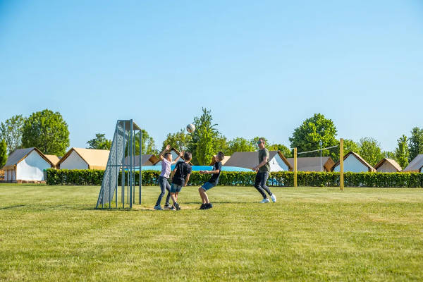 Voetballen op het sportveld