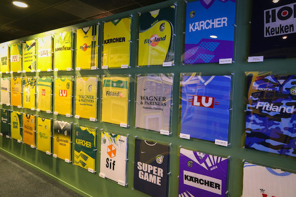 Shirts aan de muur