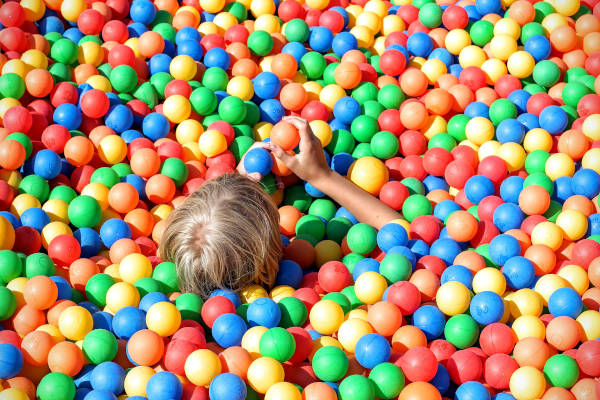 Kind speelt in de ballenbak