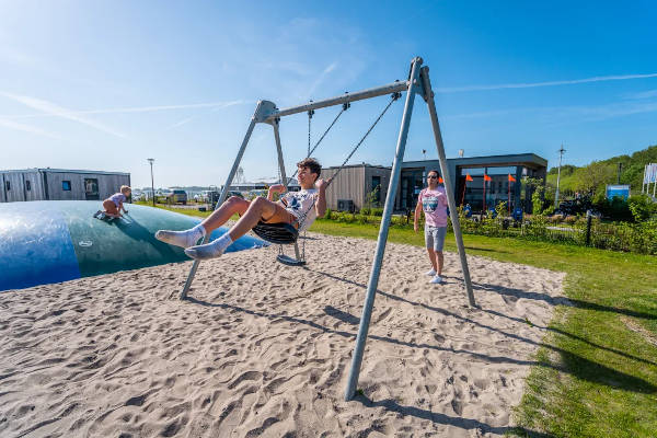 Jongen schommelt op de schommel