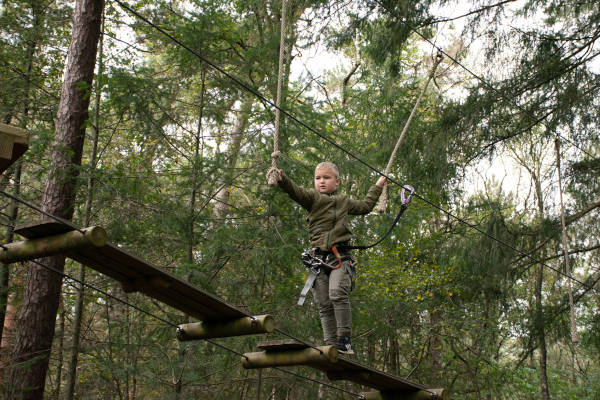 Jongen doet de klimroute