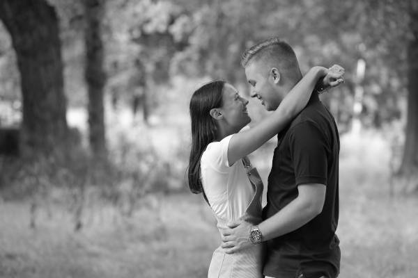 Een stel heeft een fotoshoot in het bos