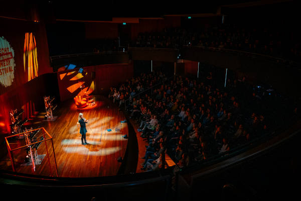 Het podium met het publiek bij het comedy festival