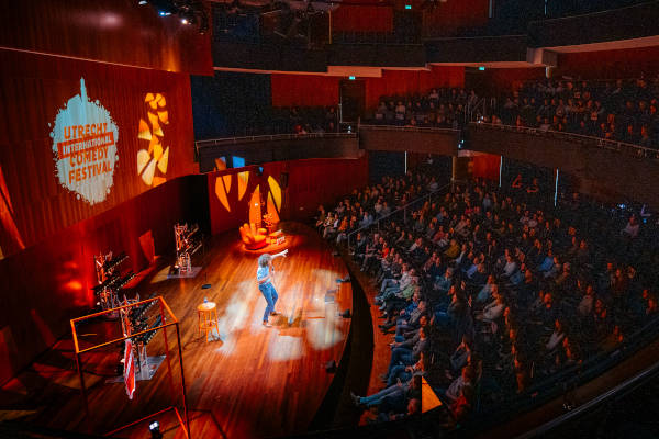 Het podium en de zaal