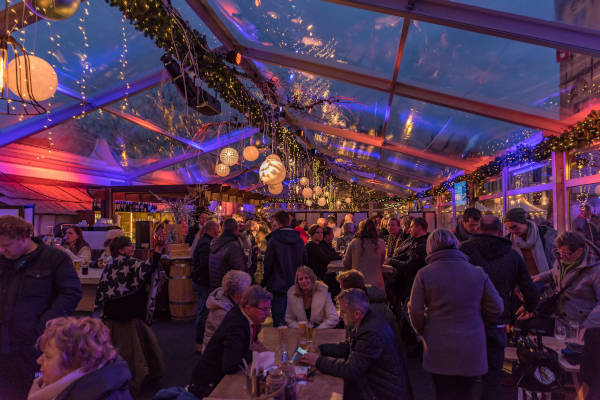 Kom gezellig een drankje doen bij de schaatsbaan