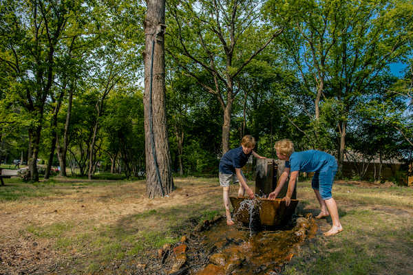 Speel samen buiten in de bossen