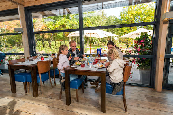 Lunch met elkaar in het restaurant