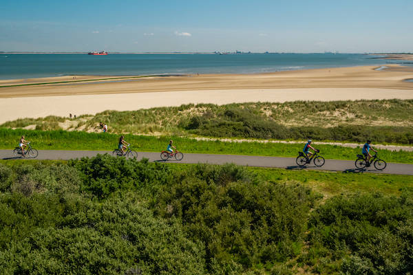 Maak een mooie fietstocht langs het strand