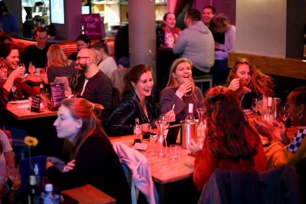 Met de groep drinken bij de kroeg