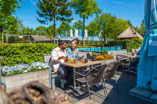 wGeniet van de lekkere hapjes en drankjes samen in de rust van de natuur