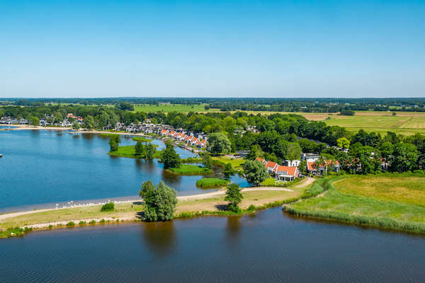 Bovenaanzicht Bad Hoophuizen met de vele huizen en het uitgestrekte meer