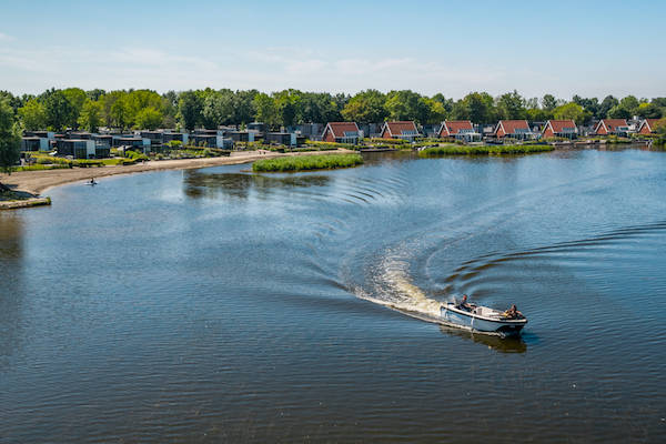 Vaar met een boot over het meer