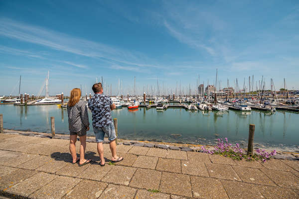 Geniet van het mooie uitzicht in de haven