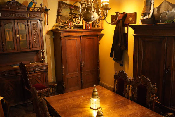 Escaperoom de Vliegende Hollander een tafel en kasten