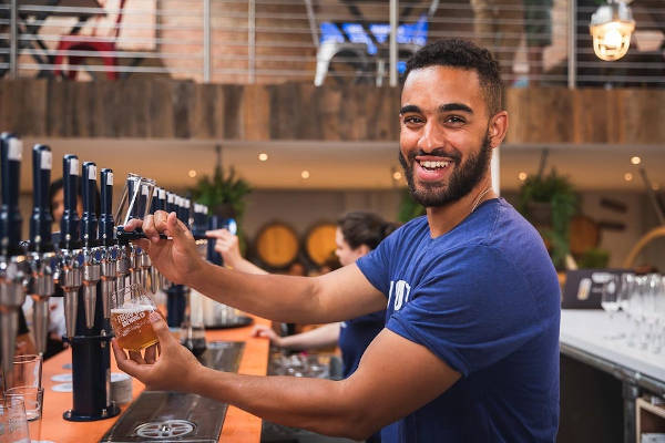 Qula Pub Trail Leiden: Jongen achter de bar