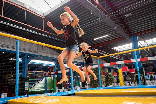 Kinderen op trampolines