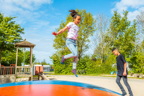 Meisje springend op de trampoline