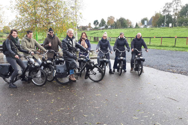 Solex rijden Hellevoetsluis: Groepsfoto op de solexen