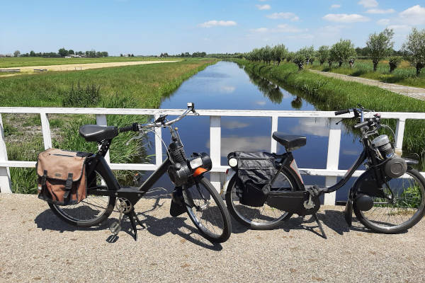 Solex rijden Hellevoetsluis: Solexen op de brug in de polder