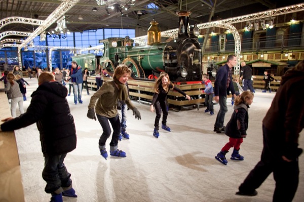 Schaatsen tussen de treinen