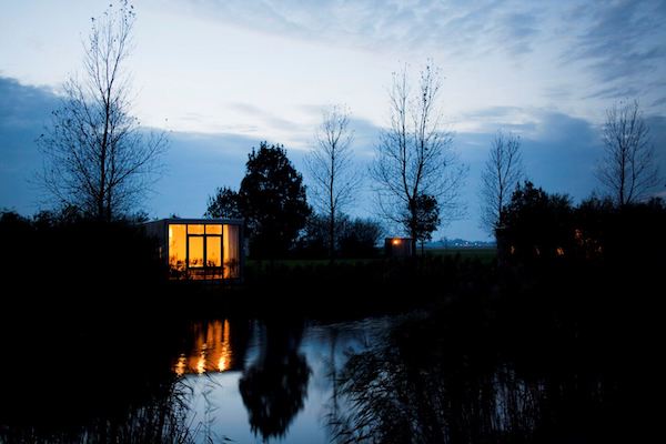 Een van de hotelkamers in de avond