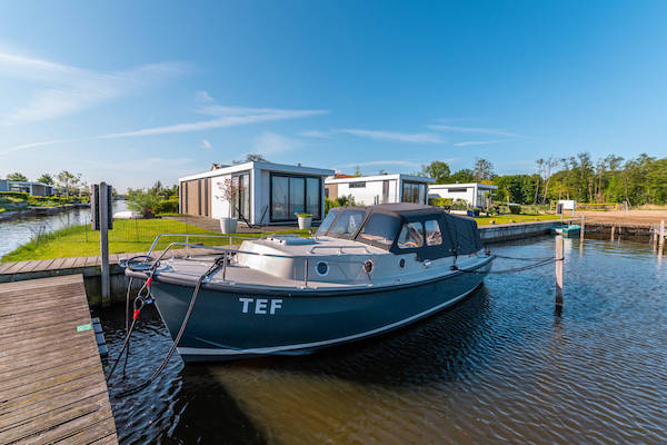 Vaar met een boot over het uitgestrekte Veluwemeer