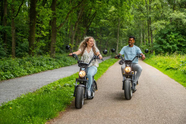 Samen een stukje rijden door het bos