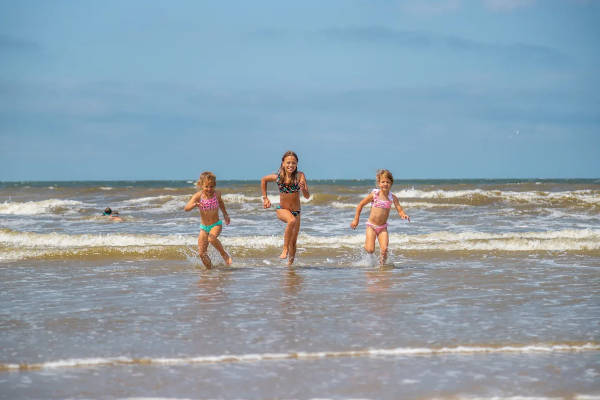 Samen zwemmen in de zee