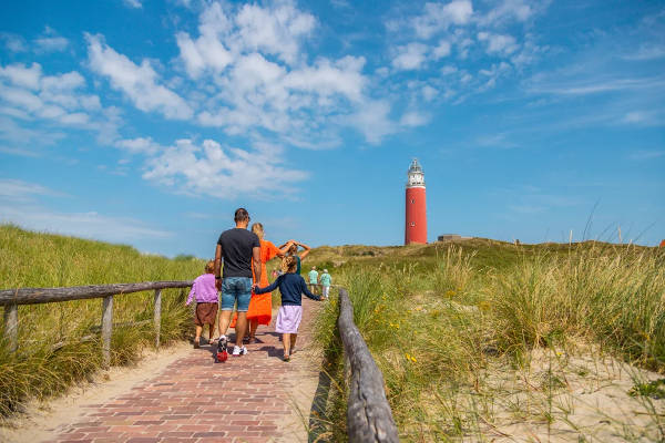 Stukje wandelen met het gezin naar de vuurtoren