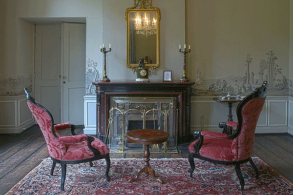 Landgoed Kasteel Geldrop : Twee authentieke stoelen
