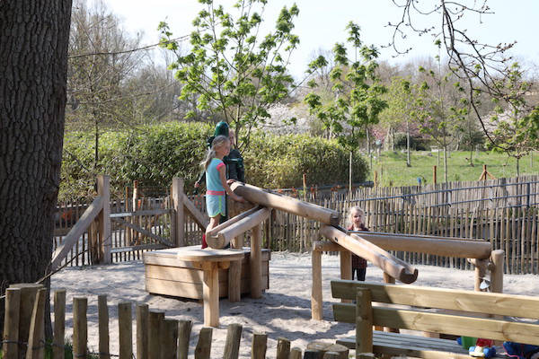 Hortus botanicus Haren-Groningen: Spelen op het speeltoestel