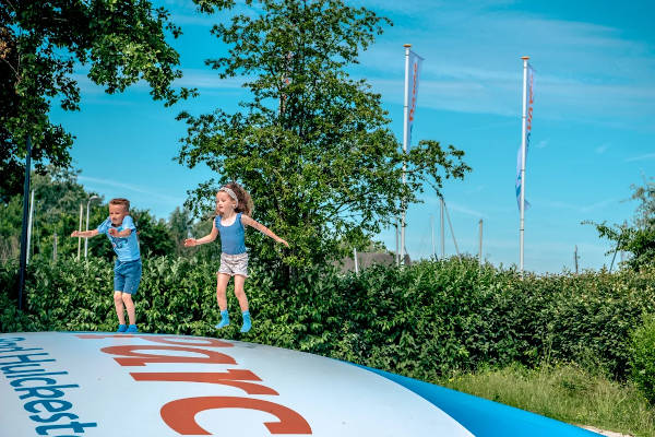 Springen op de trampoline