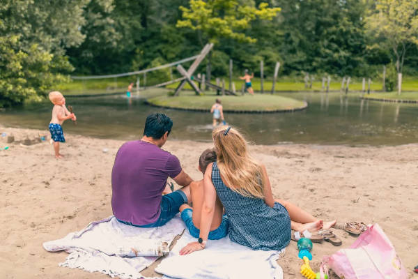 Europarcs Utrechtse Heuvelrug: Zitten op het standje bij de vijver