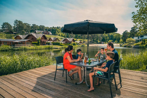 Eten bij het vakantiehuisje aan het water