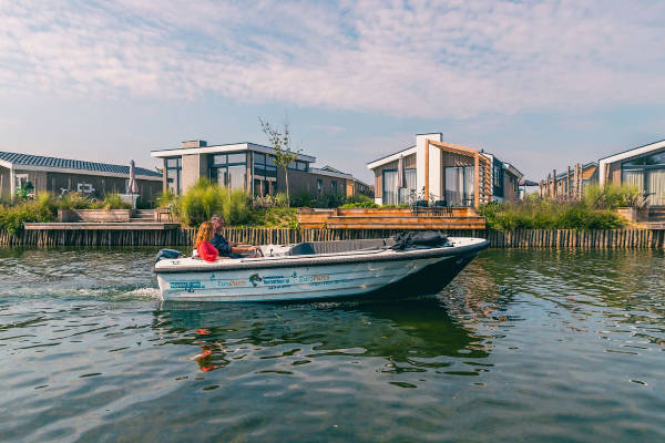 Varen in het bootje bij Europarcs De Kraaijenbergse Plassen